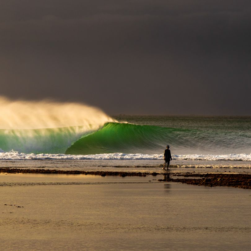 Große grüne Welle trifft auf das Riff in Bali